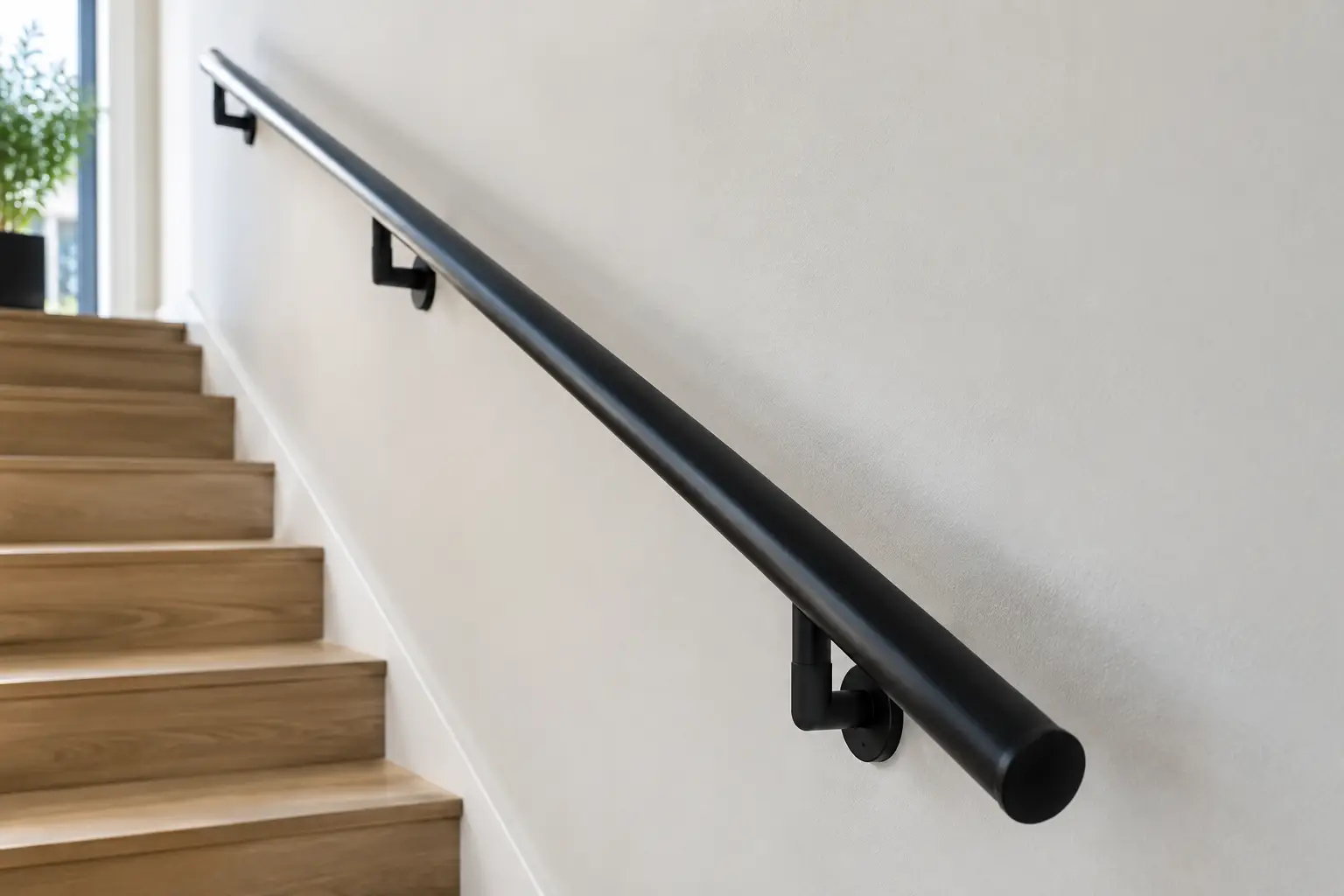 Installera svart handledarrör inomhus rätt